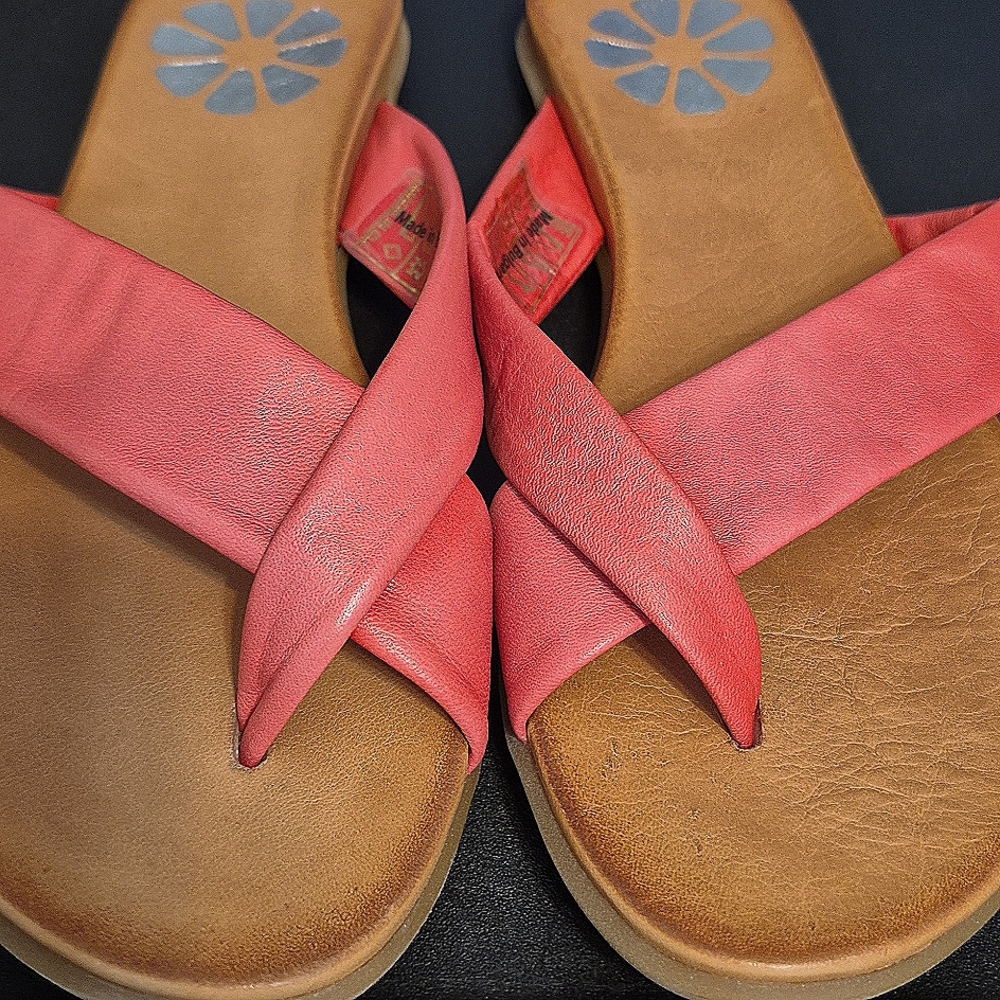 Pinkish/ red crisscross thong sandals. BNWT size 37.